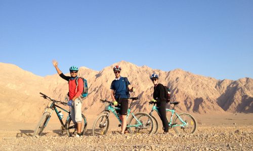 Dutch couple on the best bike tours of Yazdvoyage in the fabules landscape view.